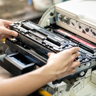 women-holding-laser-toner-cartridge-replacing-toner-in-laser-printer-at-office-repairs-and-maintenance-laser-printers-concept-free-photo